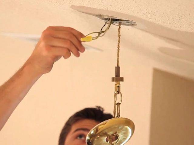 Как самостоятельно демонтировать люстру с потолка