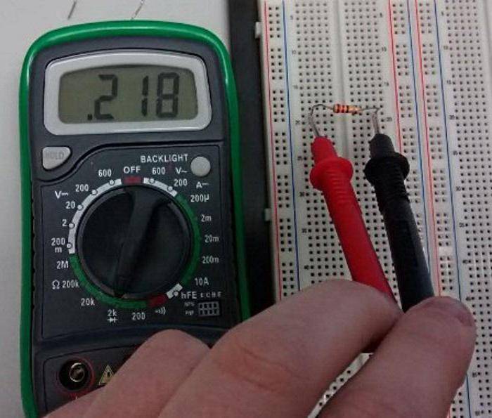 Как проверить сопротивление мультиметром на резисторе и проводах