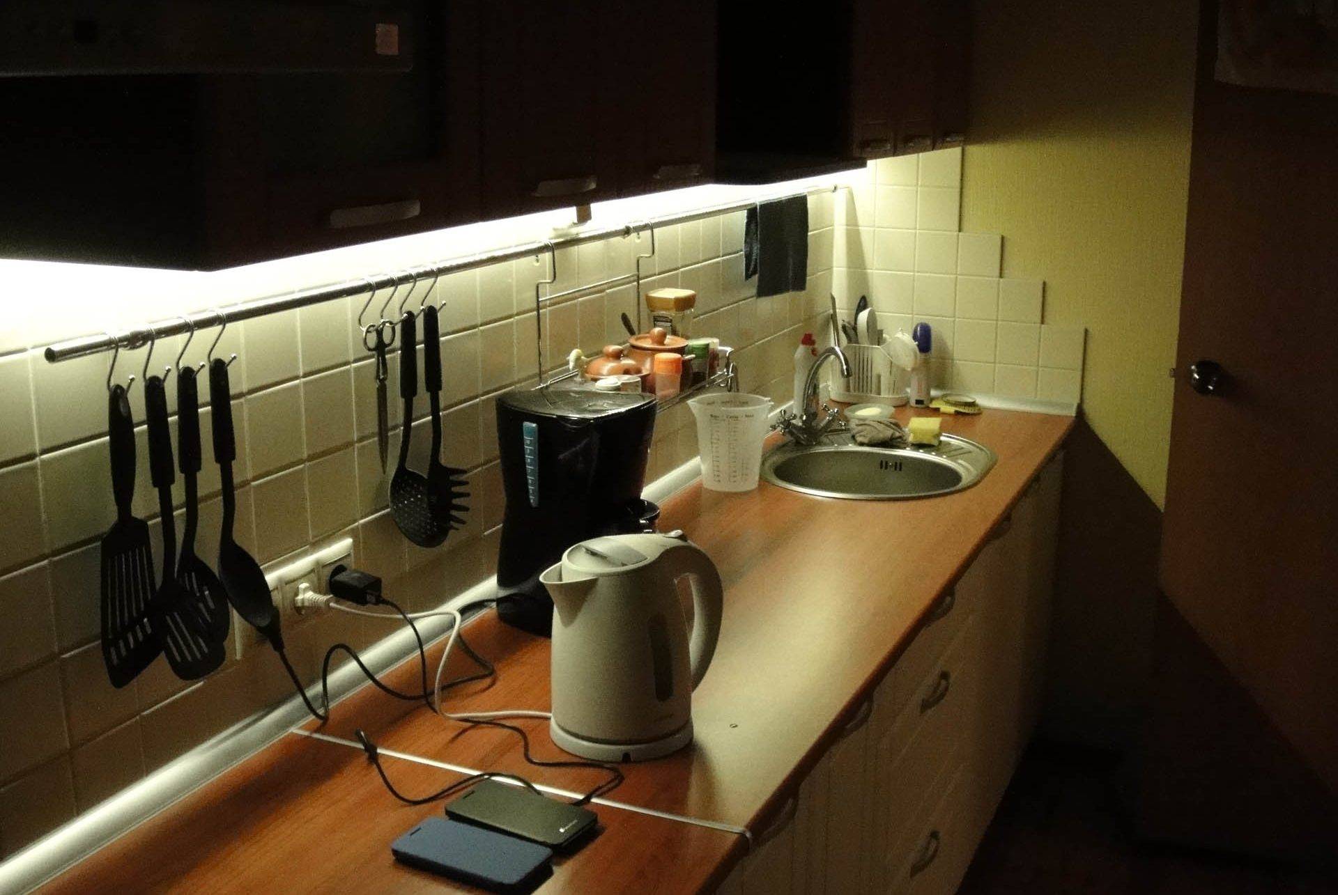светильник над мойкой на кухню светодиодный с датчиком движения