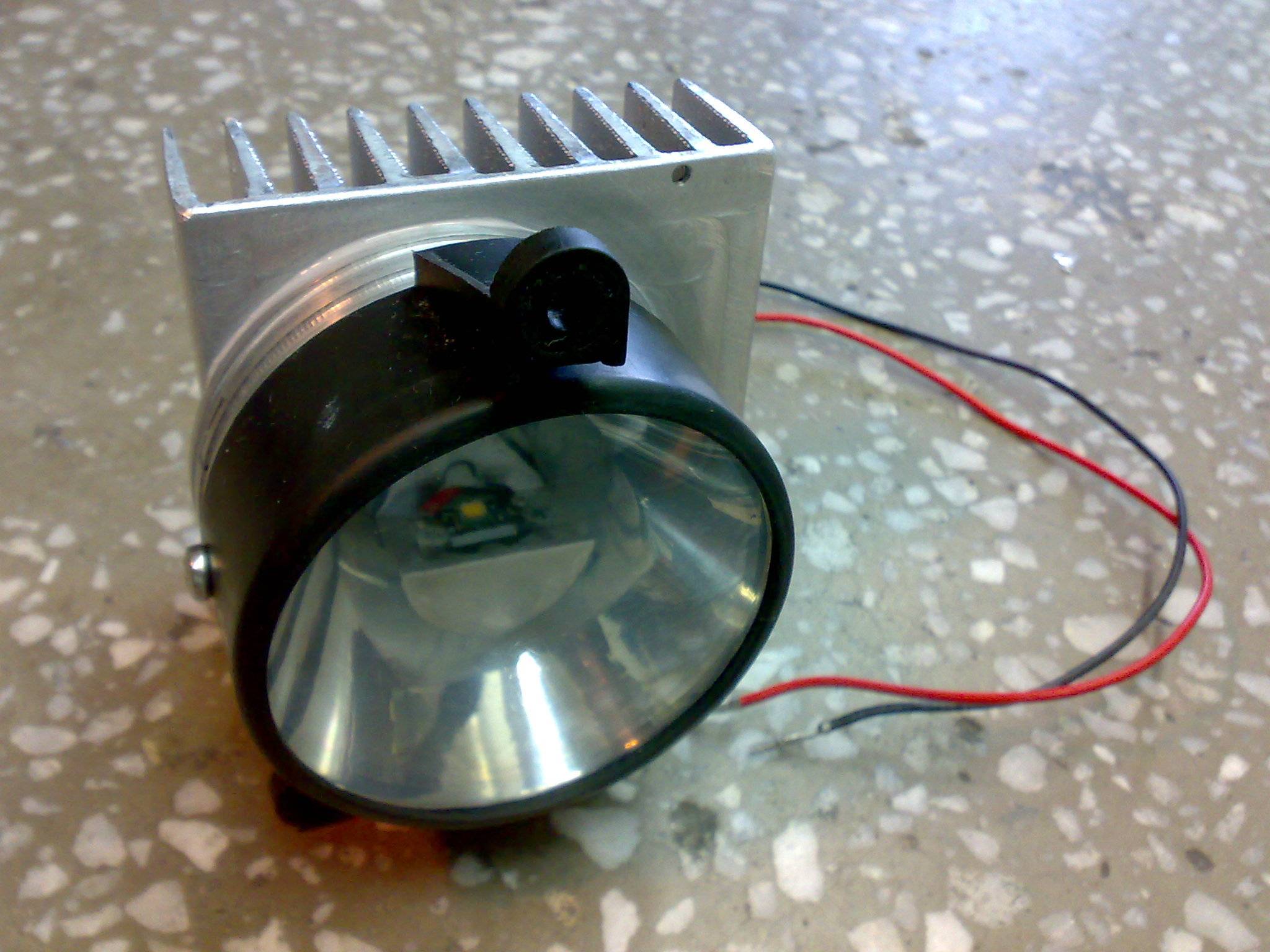 Прожектор своими руками (на 220 вольт): подбор корпуса и лампы