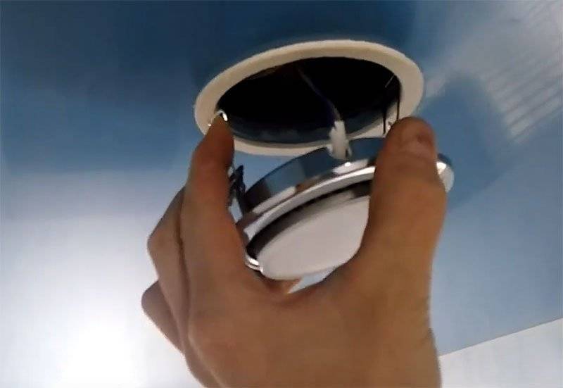 Как поменять лампочку в точечном светильнике в натяжном потолке