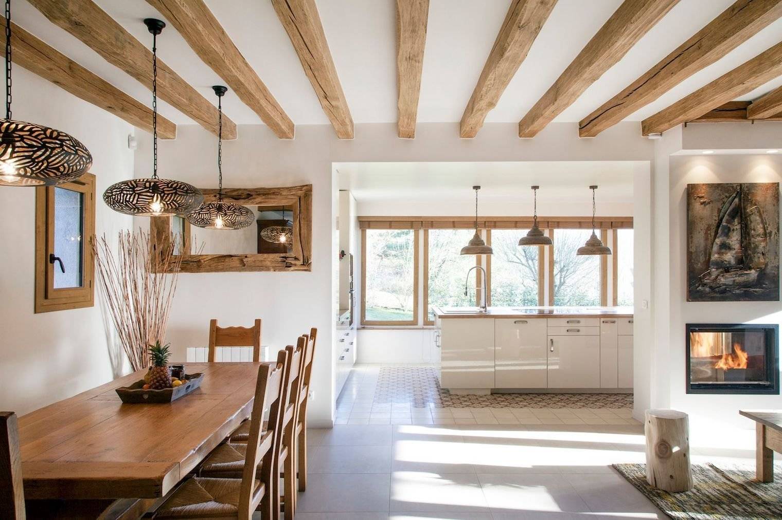 Потолок с балками в деревянном доме: как обыграть дизайн и освещение в деревянном доме с балками, фото идеи