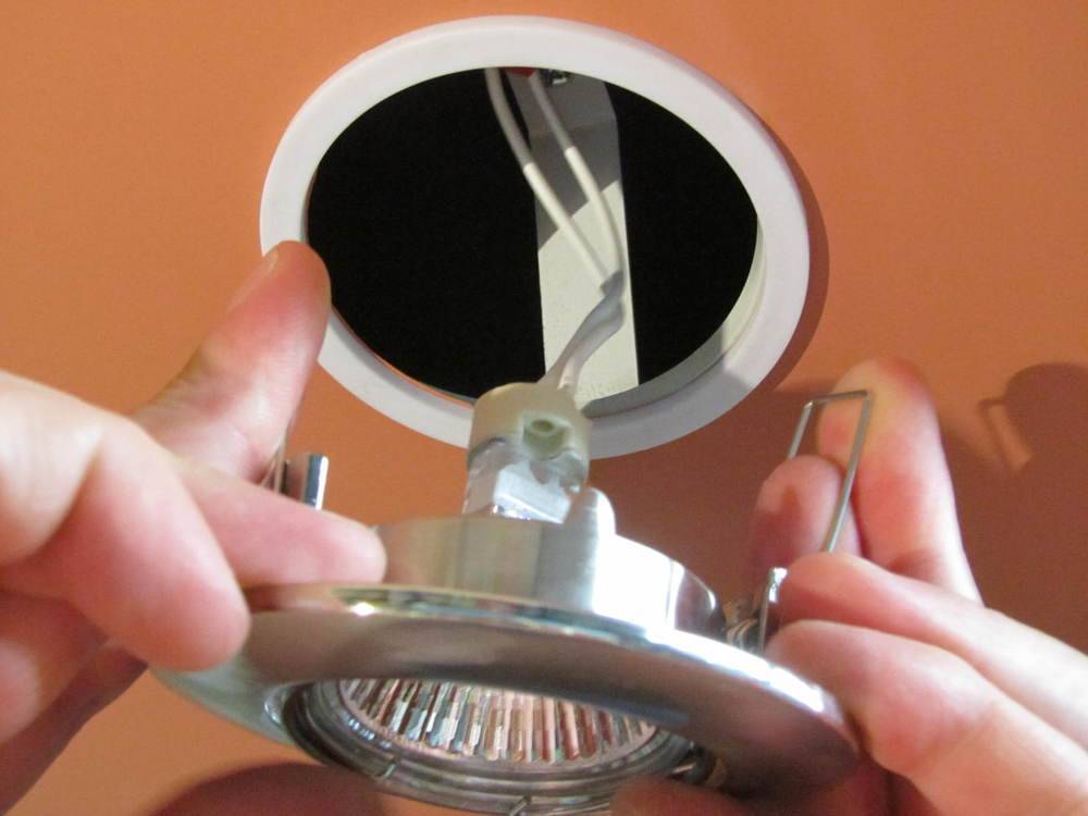 Как установить точечные светильники в натяжной потолок: схема установки и подключения