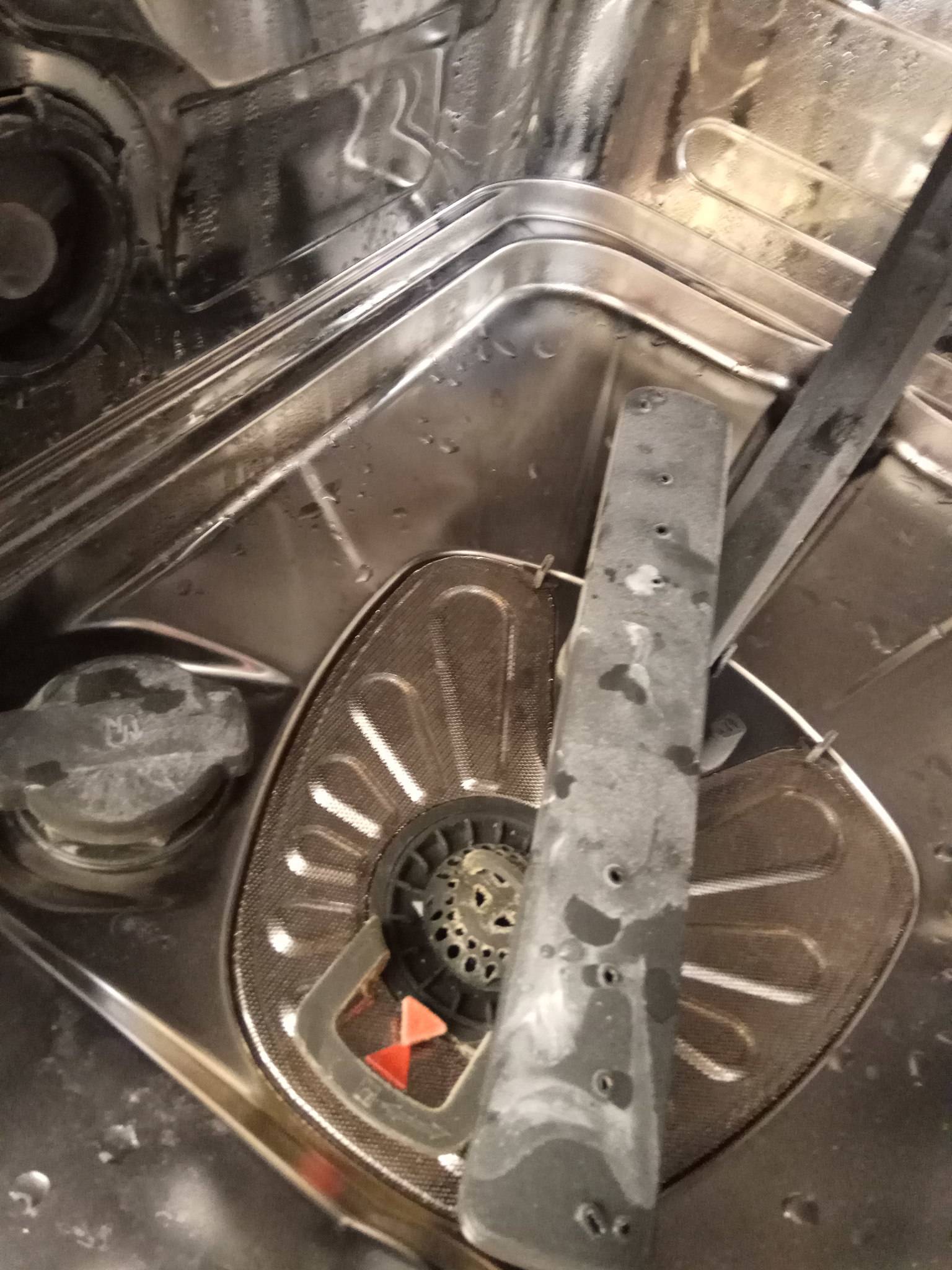 Почему после посудомойки на посуде белый налет. Коричневый налет в посудомоечной машине. Посудомоечная машина оставляет налет на посуде. Мойка автомобильных дисков в посудомойке.