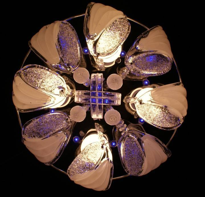 Потолочные люстры с пультом управления, особенности галогеновых и светодиодных ламп