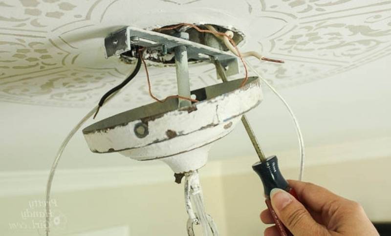 Как снять люстру с потолка самостоятельно: порядок и правила демонтажа и замены старого светильника в кваритире