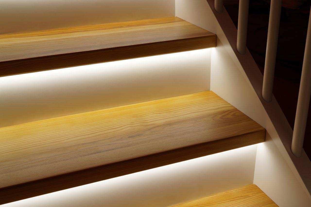 Светодиодная подсветка лестницы: самые популярные варианты освещения, как сделать своими руками