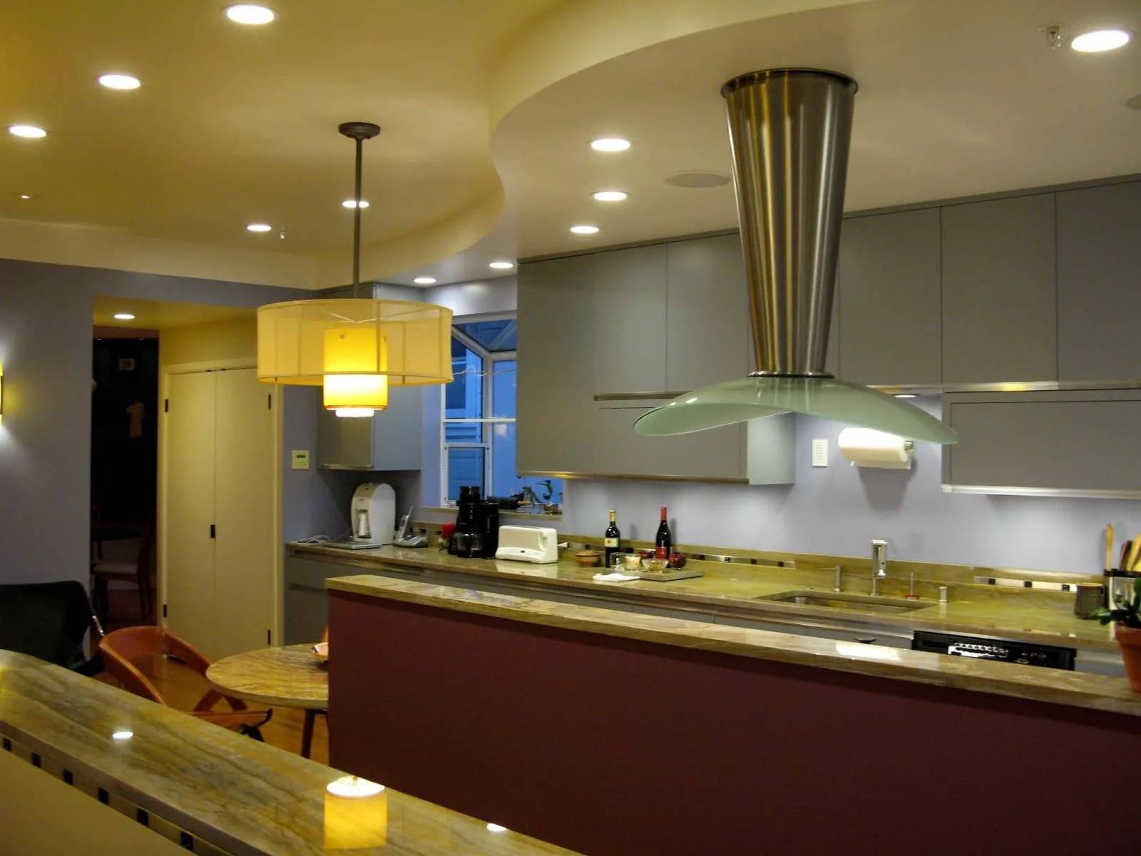 Какого на кухне свет. Освещение на кухне. Точечное освещение на кухне. Точечные светильники в интерьере кухни. Точечный потолок на кухне.