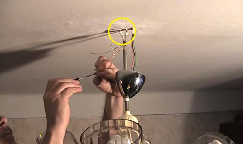 Как повесить люстру с планкой на крюк в потолке