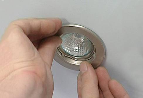 Как заменить лампочку из точечного светильника в натяжном потолке
