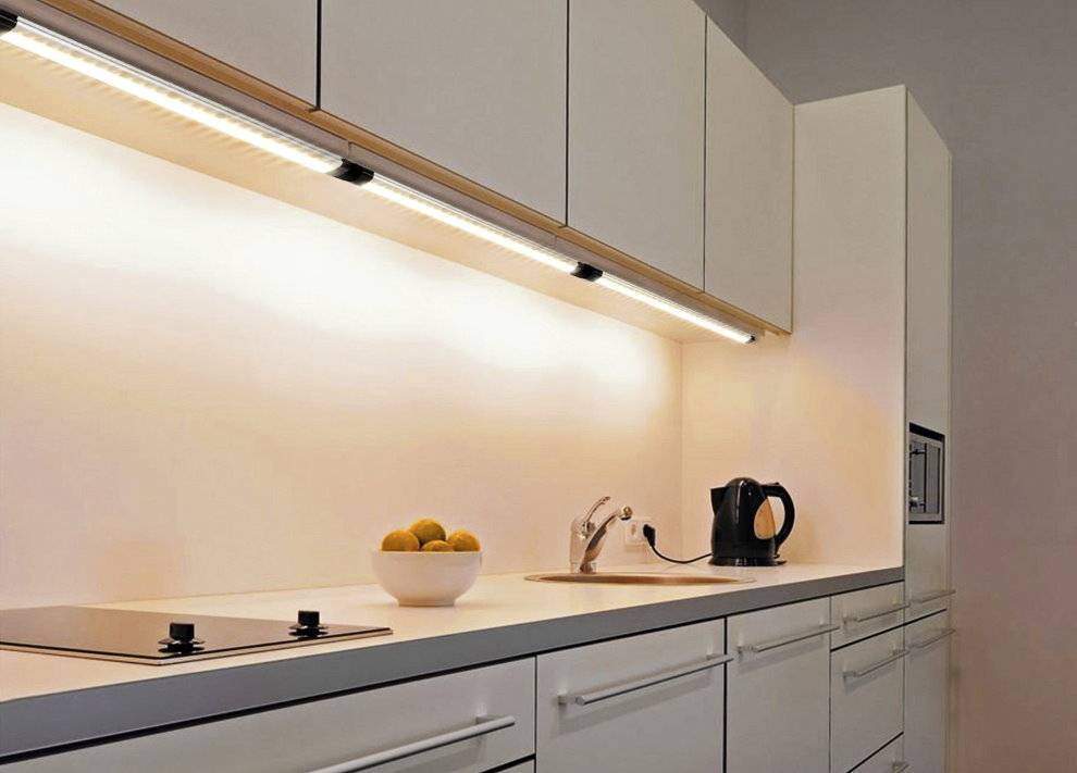Светодиодная подсветка кухни под шкафы: монтаж, эксплуатация