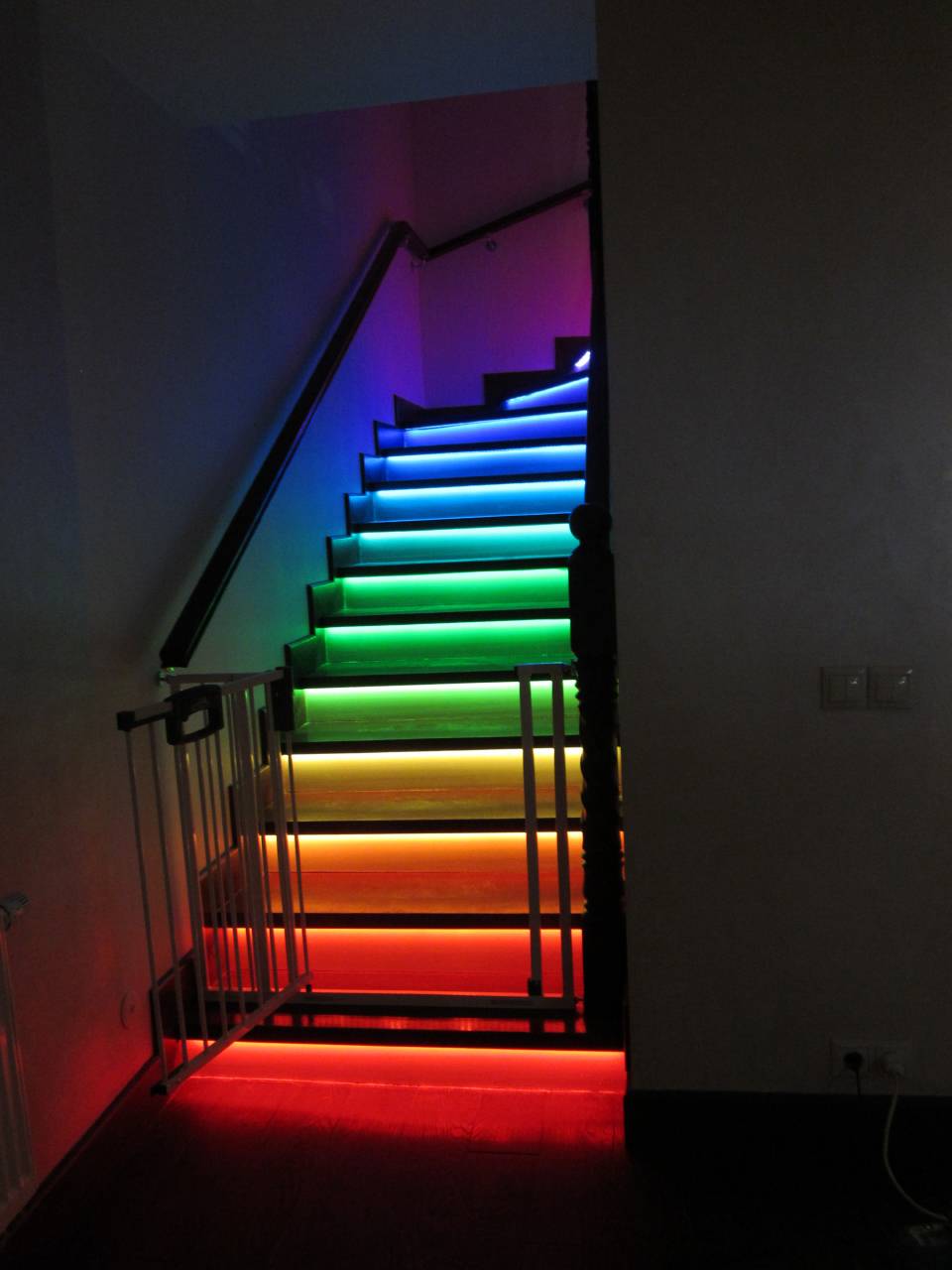 Инструкция: как сделать диодную подсветку лестницы коттеджа