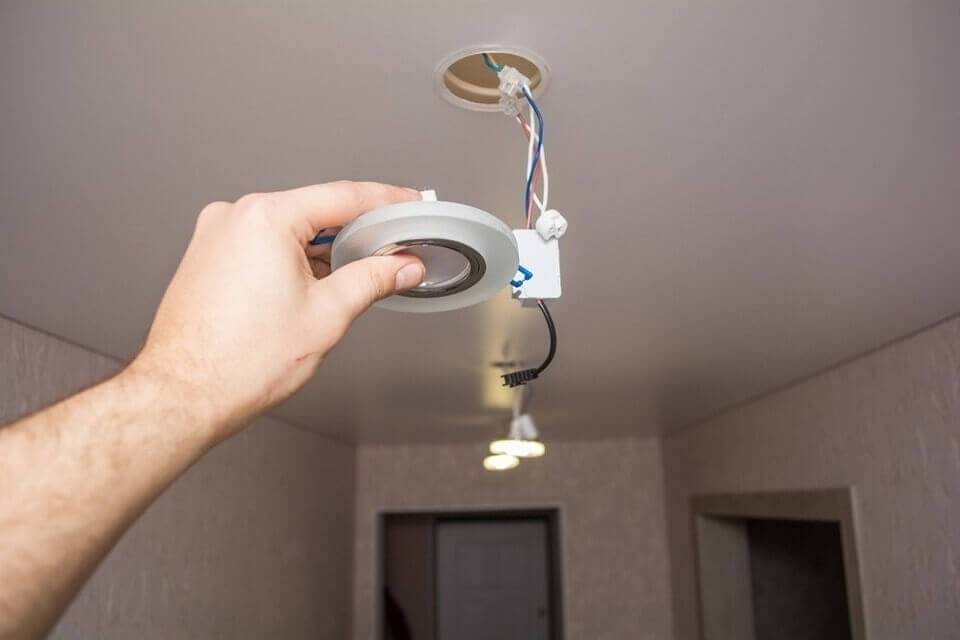 Как снять светильник или люстру с натяжного потолка?