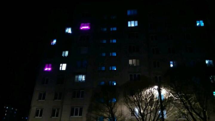 Откуда в окнах розовый свет