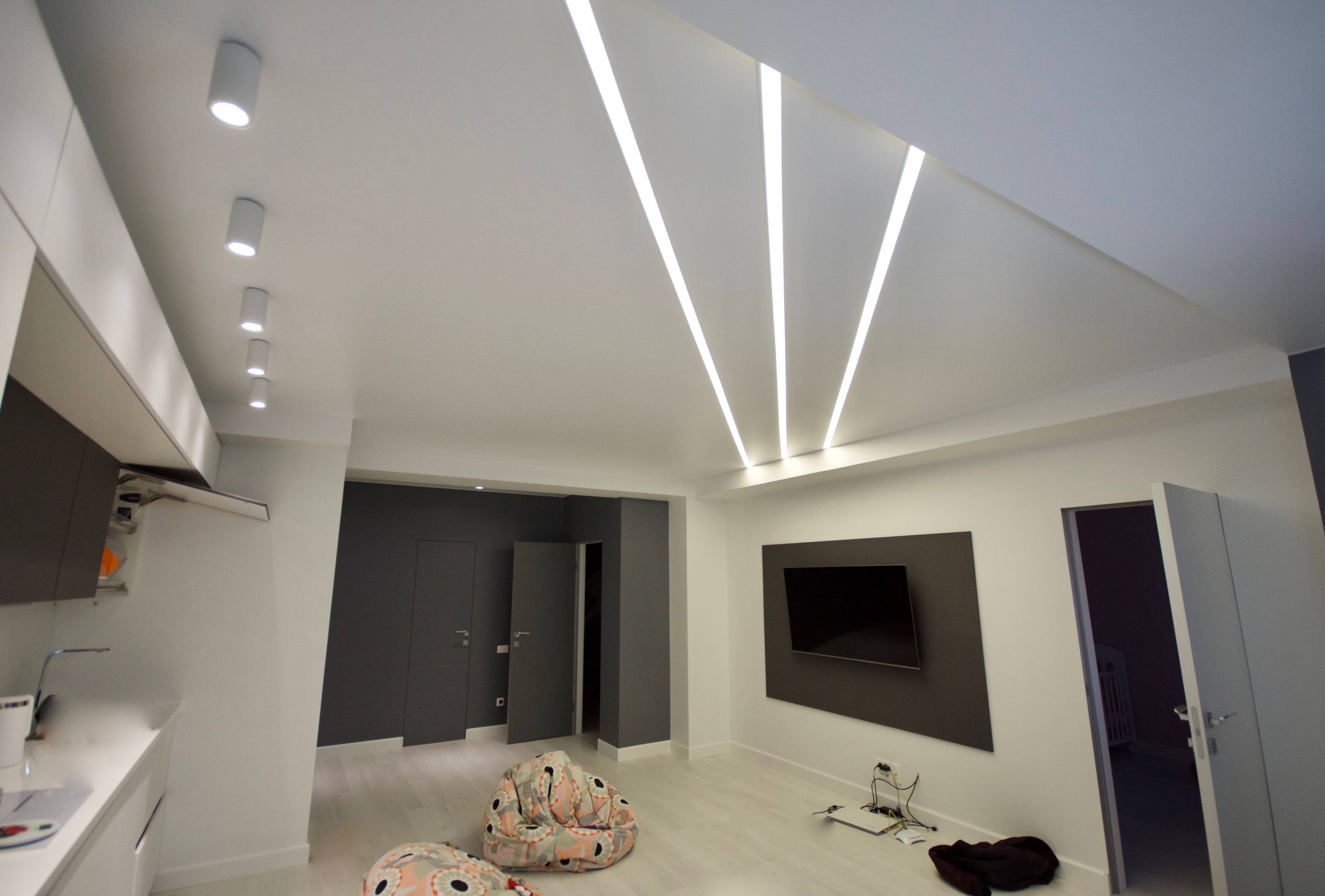Варианты освещения комнаты с натяжным потолком - примеры в интерьере