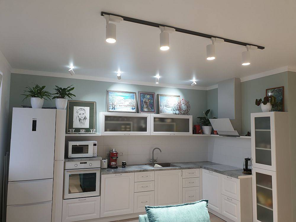 Точечные светильники на кухне: виды, характеристики, размещение и монтаж