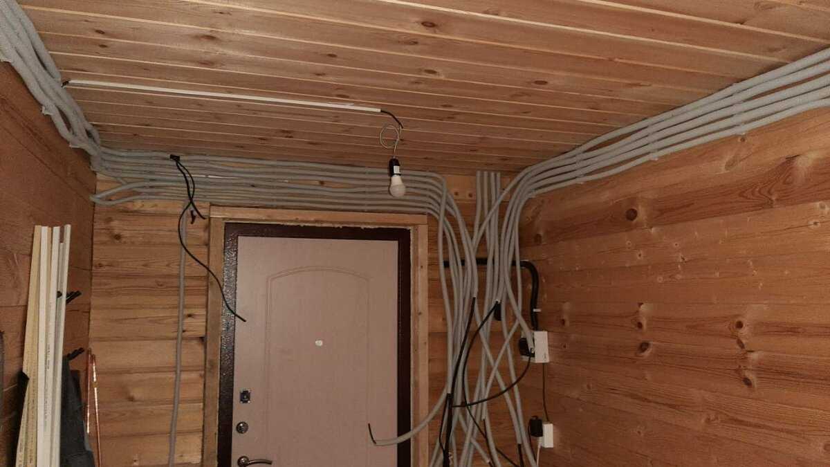 Можно ли сделать скрытую проводку в деревянном доме?