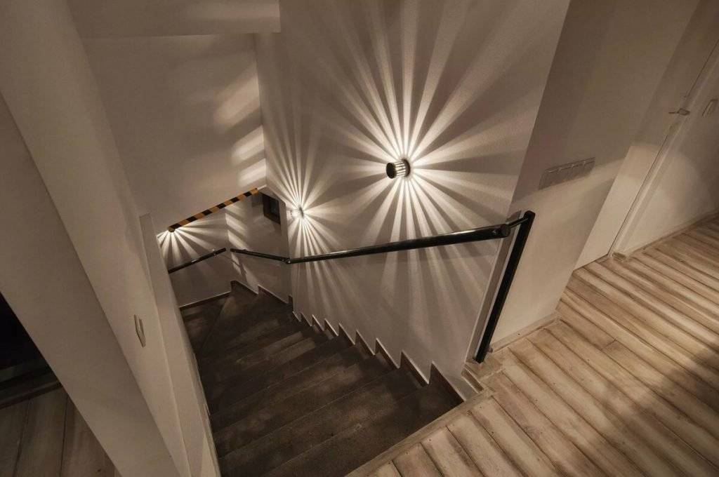 Освещение лестницы в частном доме, как выбрать лампы и осветительные приборы, и как управлять светом - 20 фото