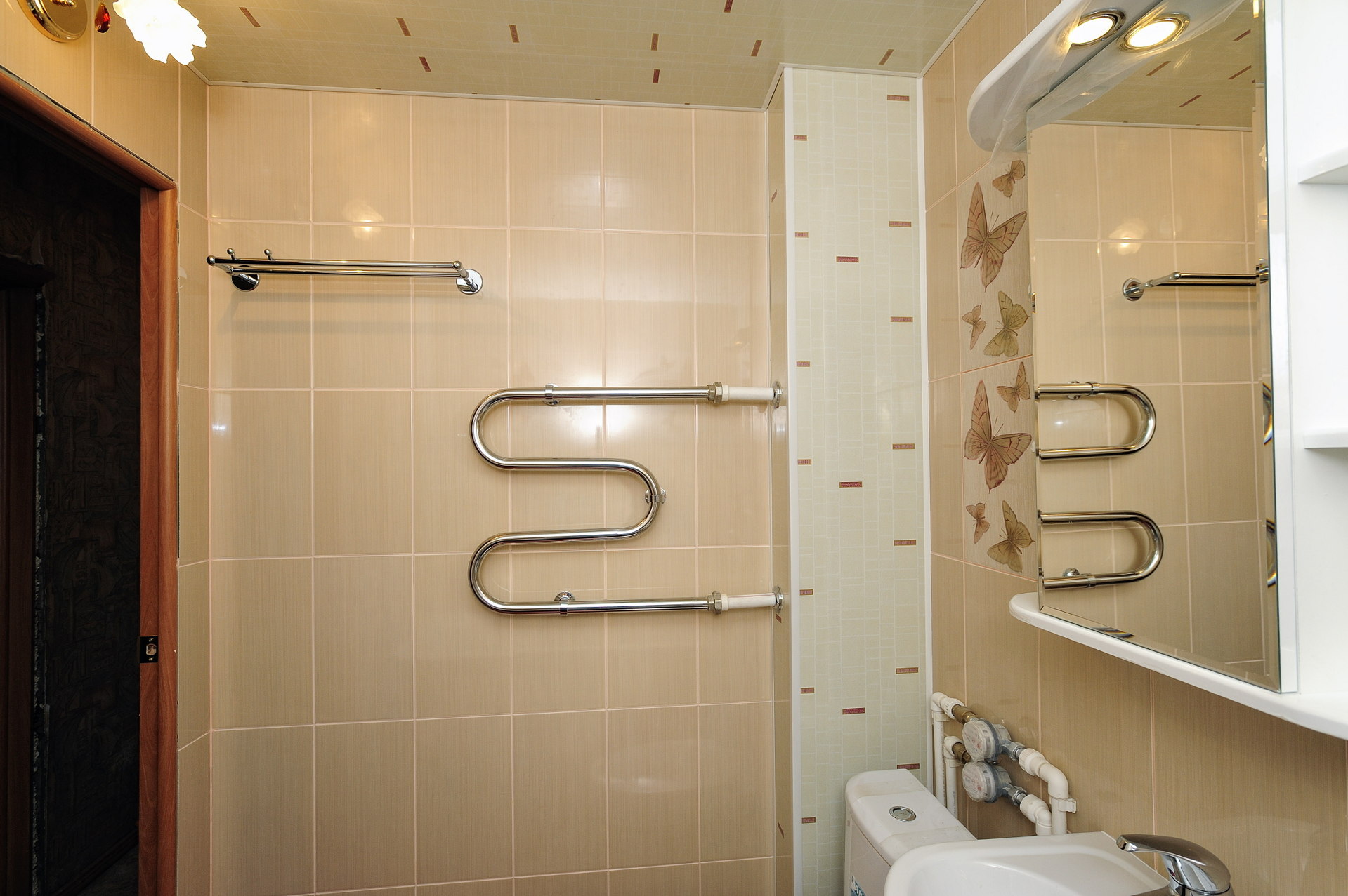 Ванная комната стояк. Короб для труб в ванной. Короб скрыть трубы в ванной. Короб закрыть трубы в ванной. Короб для закрытия труб в ванной.