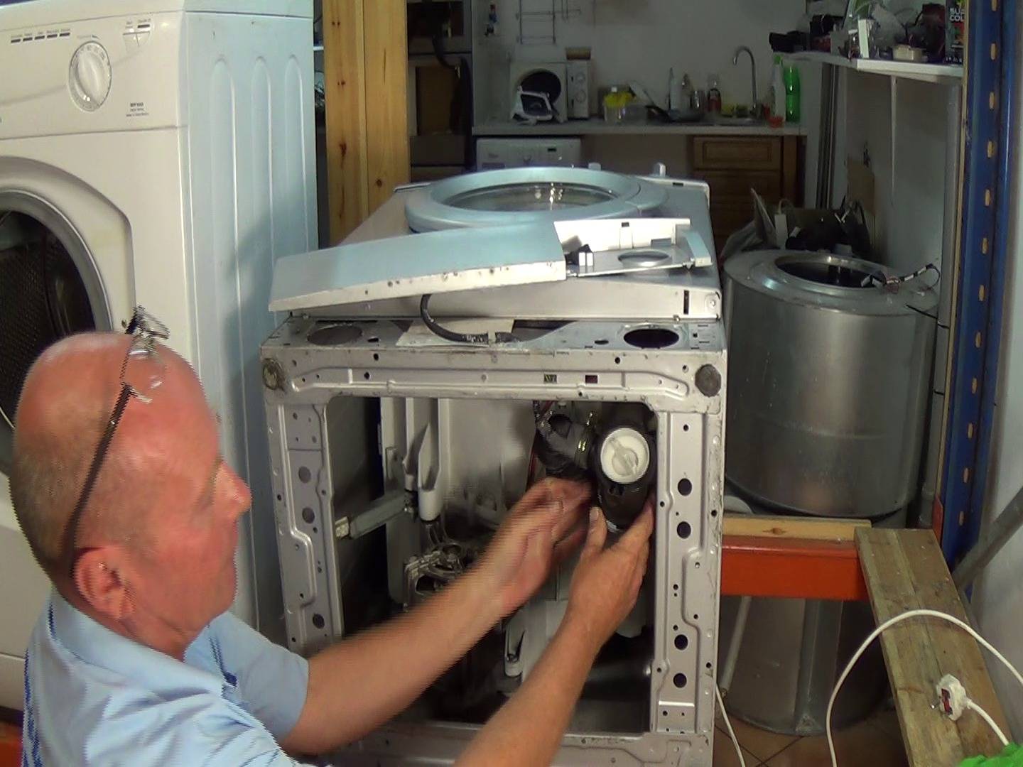 Центр ремонта стиральных машин электролюкс. Что внутри стиральной машинки Индезит. Замена сливного шланга стиральной машины Bosch. Сливной патрубок стиральной машинки самсунг. Дно стиральной машинки.