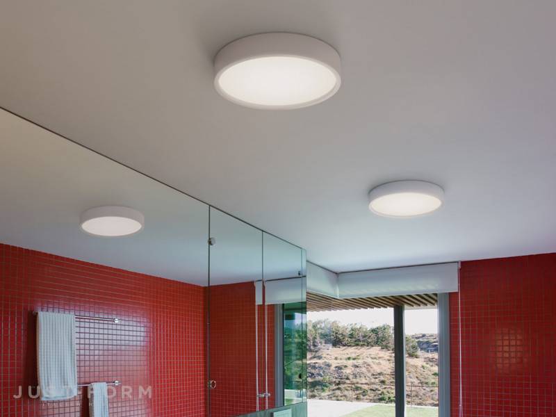 Освещение в ванной комнате с натяжным потолком: варианты без люстры, с точечными светильниками
 - 23 фото