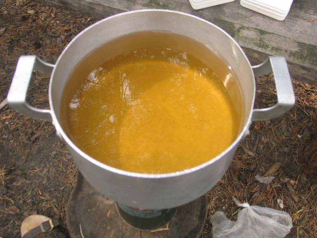 Вода из скважины желтеет на воздухе или при кипячении: причины и способы решения проблемы