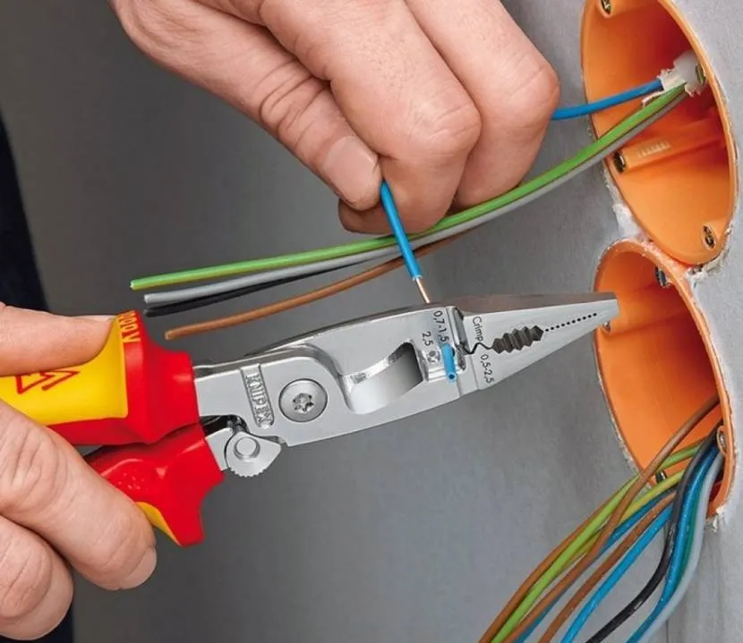 Как и чем снимать изоляцию с проводов различного типа – Зачистка провода