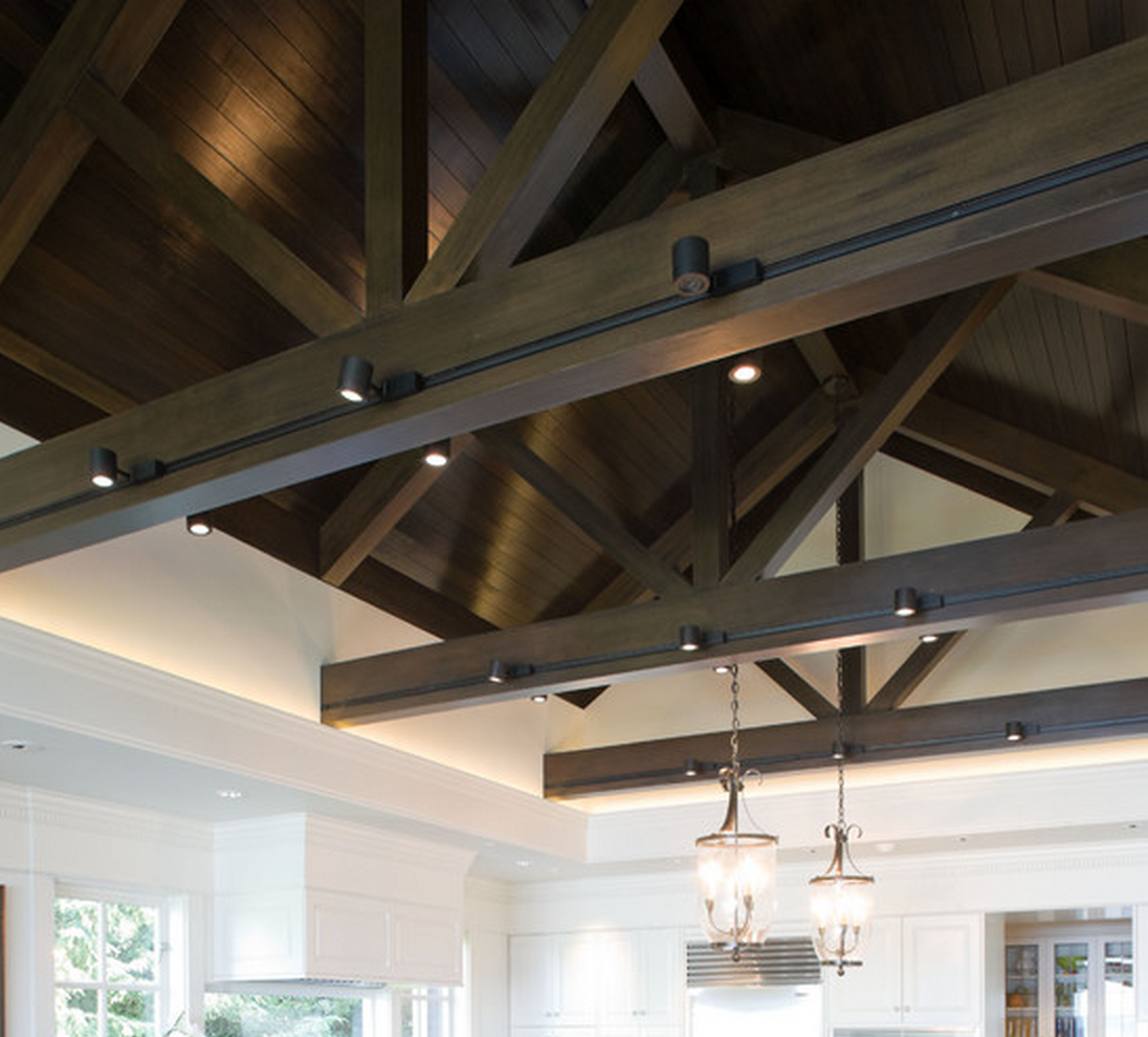 Как обыграть дизайн потолка с балками в деревянном доме в интерьере