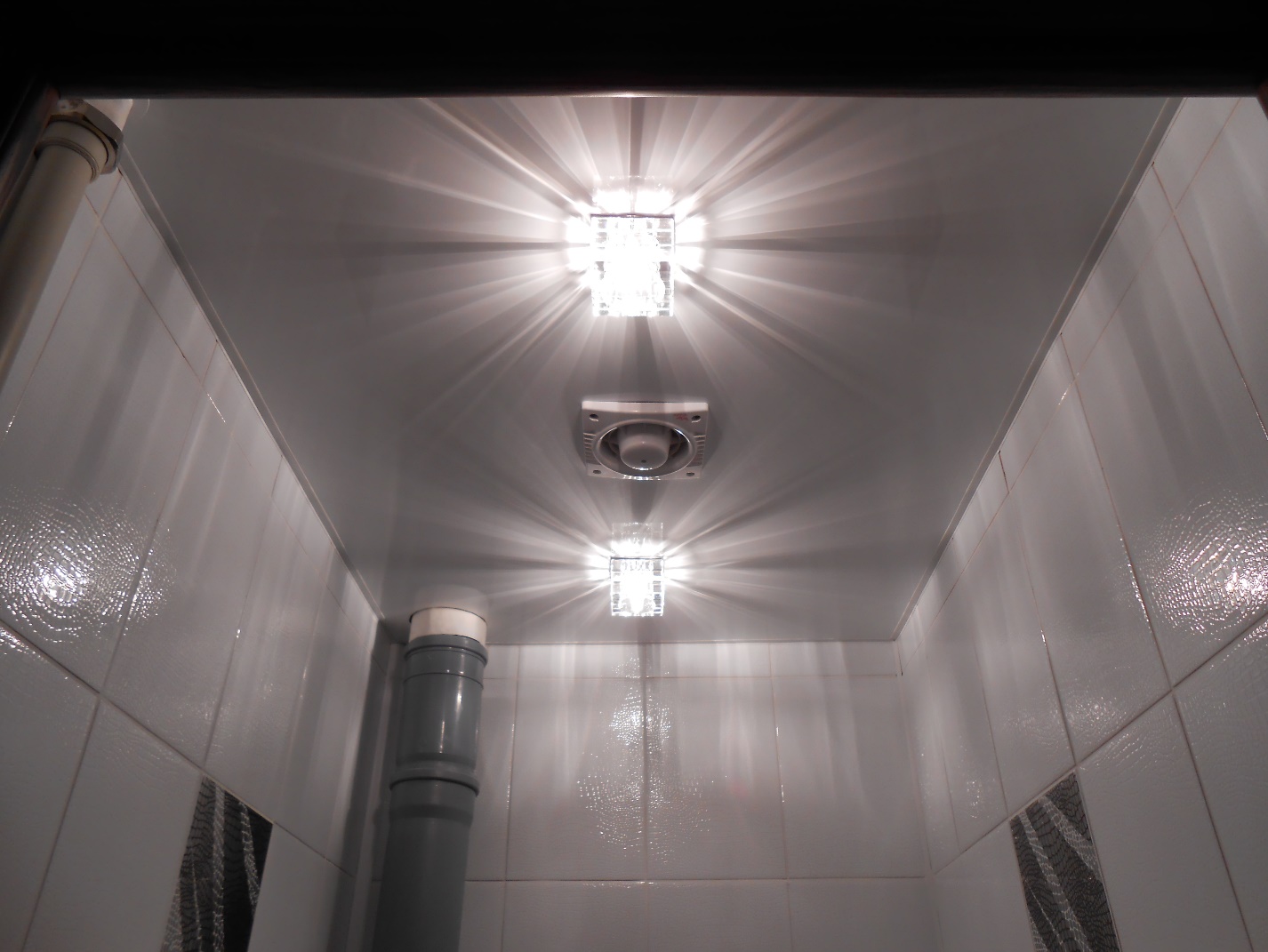 Потолок в туалете: виды по материалу, конструкции, фактуре, цвету, дизайн, освещение
