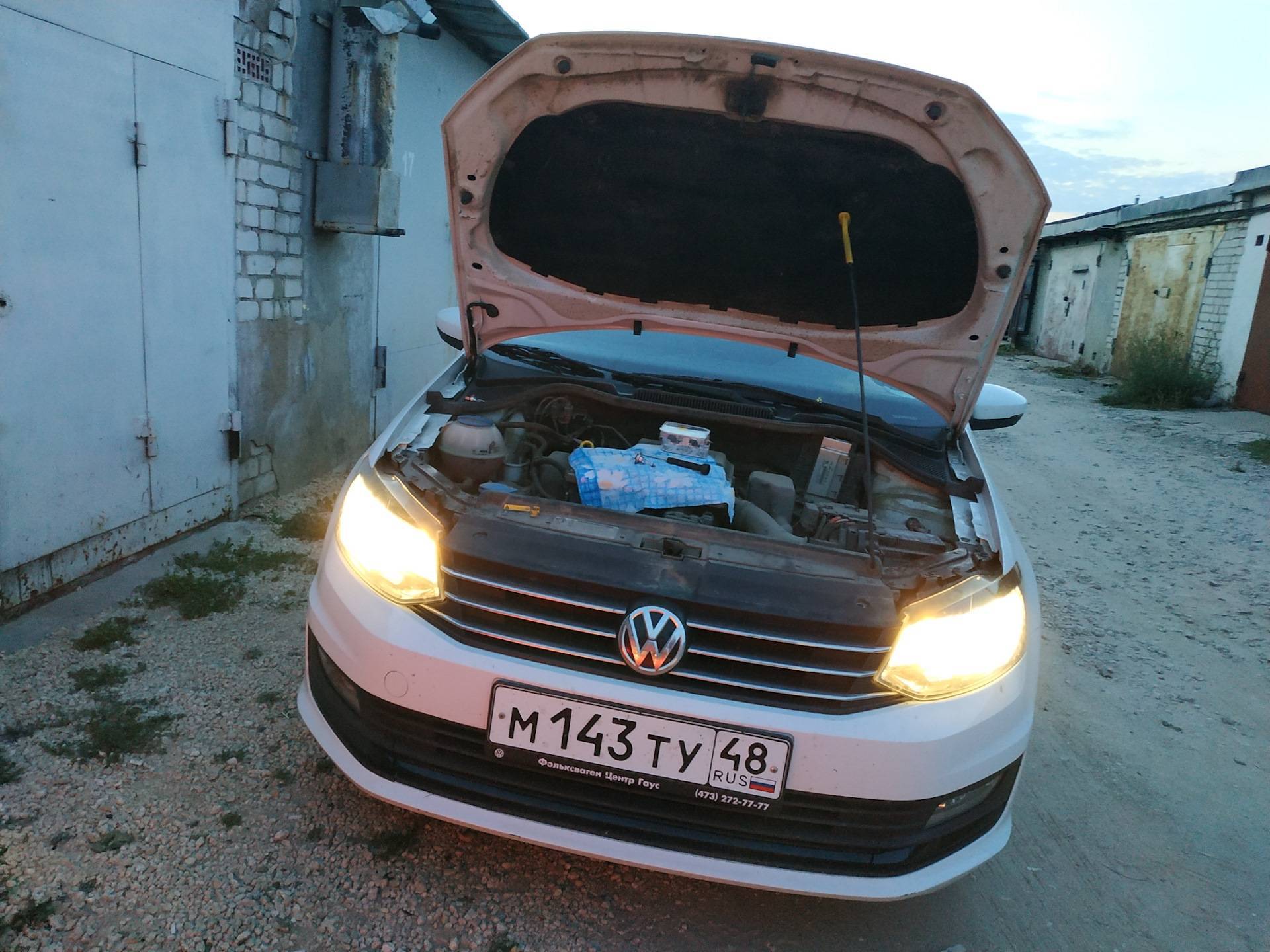 Замена ламп ближнего света и габаритов polo: volkswagen polo sedan, 1.6 л., 2012 года на drive2