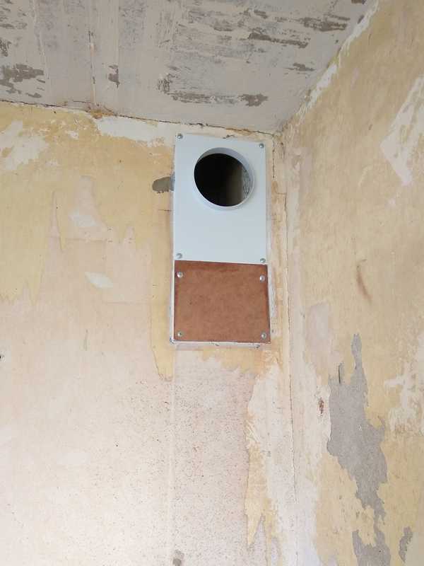 Отделка вентиляционного. Вентиляционное отверстие на кухне. Вентиляционный короб в стене. Отверстие для вытяжки в стене. Перенос вентиляционного отверстия.