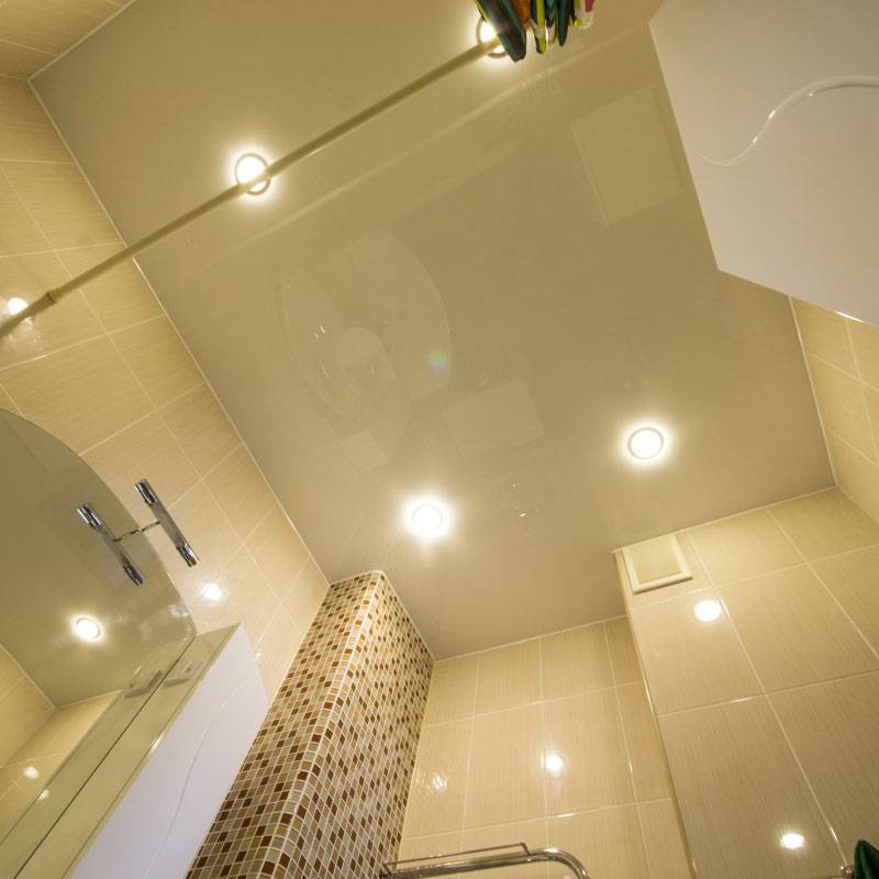 Освещение в ванной комнате с натяжным потолком: варианты без люстры, с точечными светильниками
 - 23 фото