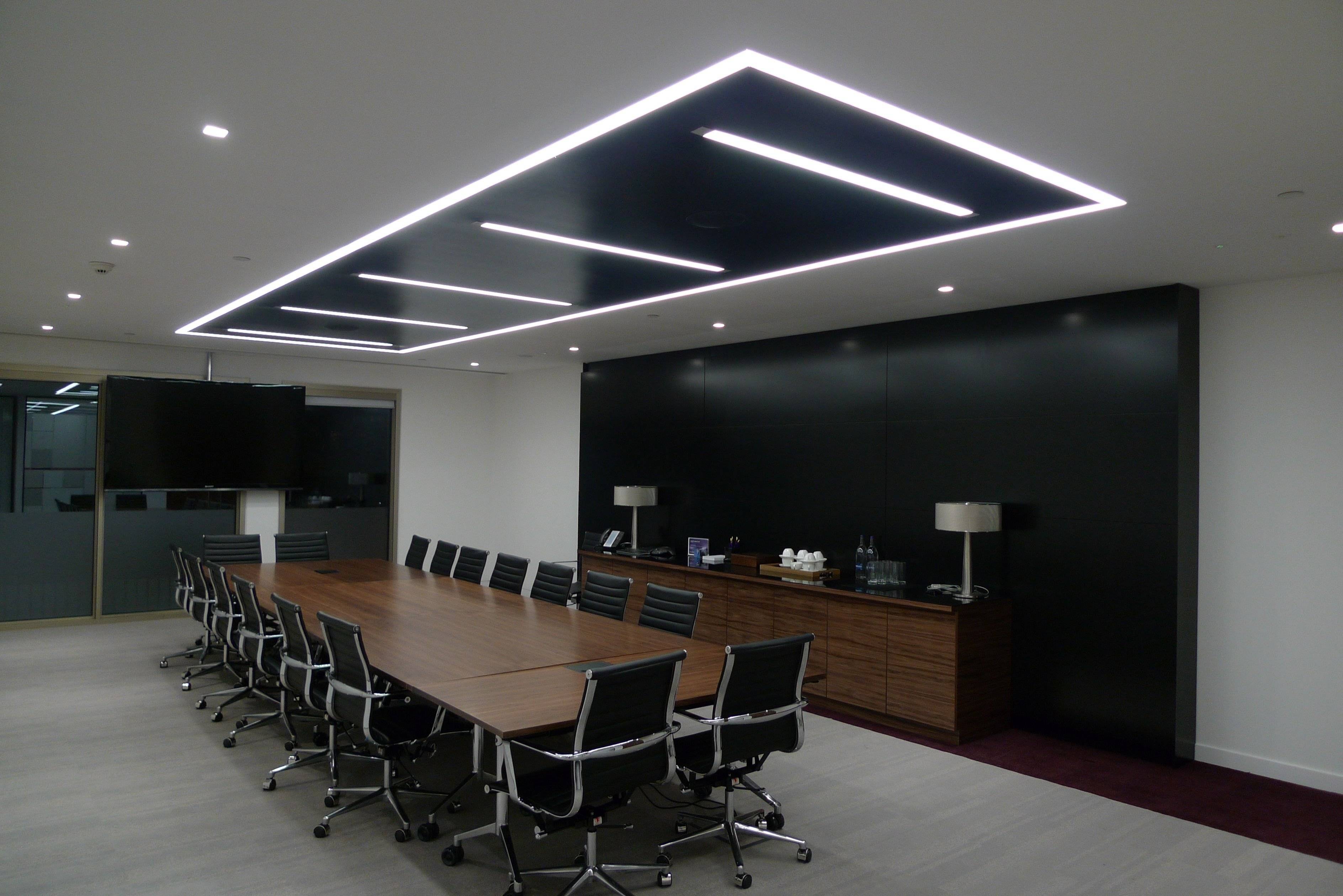 Потолочные светильники для офиса: какое освещение выбрать, какие лучше: подвесные, светодиодные или встраиваемые, преимущества и недостатки