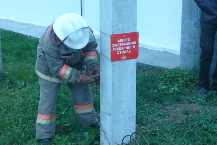 Заземление насоса пожарного автомобиля производится при тушении энергообъектов с напряжением