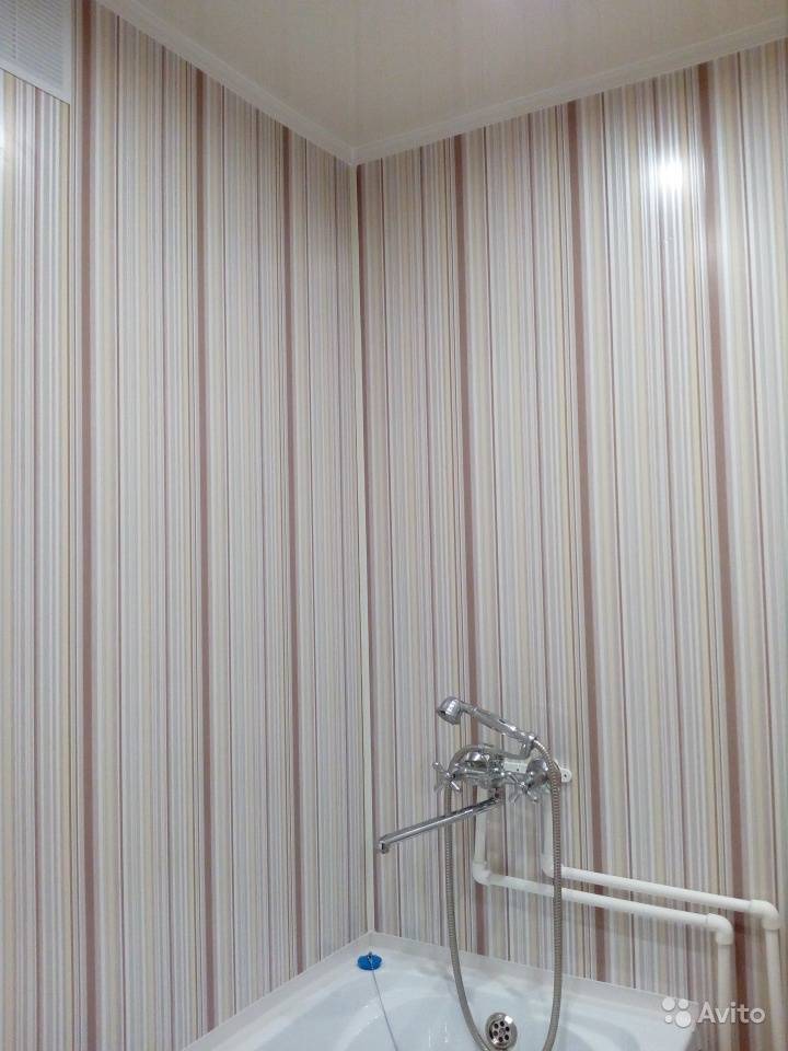 Ванная комната отделка стен панелями. Панель пластиковая. Отделка ванной панелями ПВХ. Отделка ванной пластиком. Ванная отделанная пластиковыми панелями.