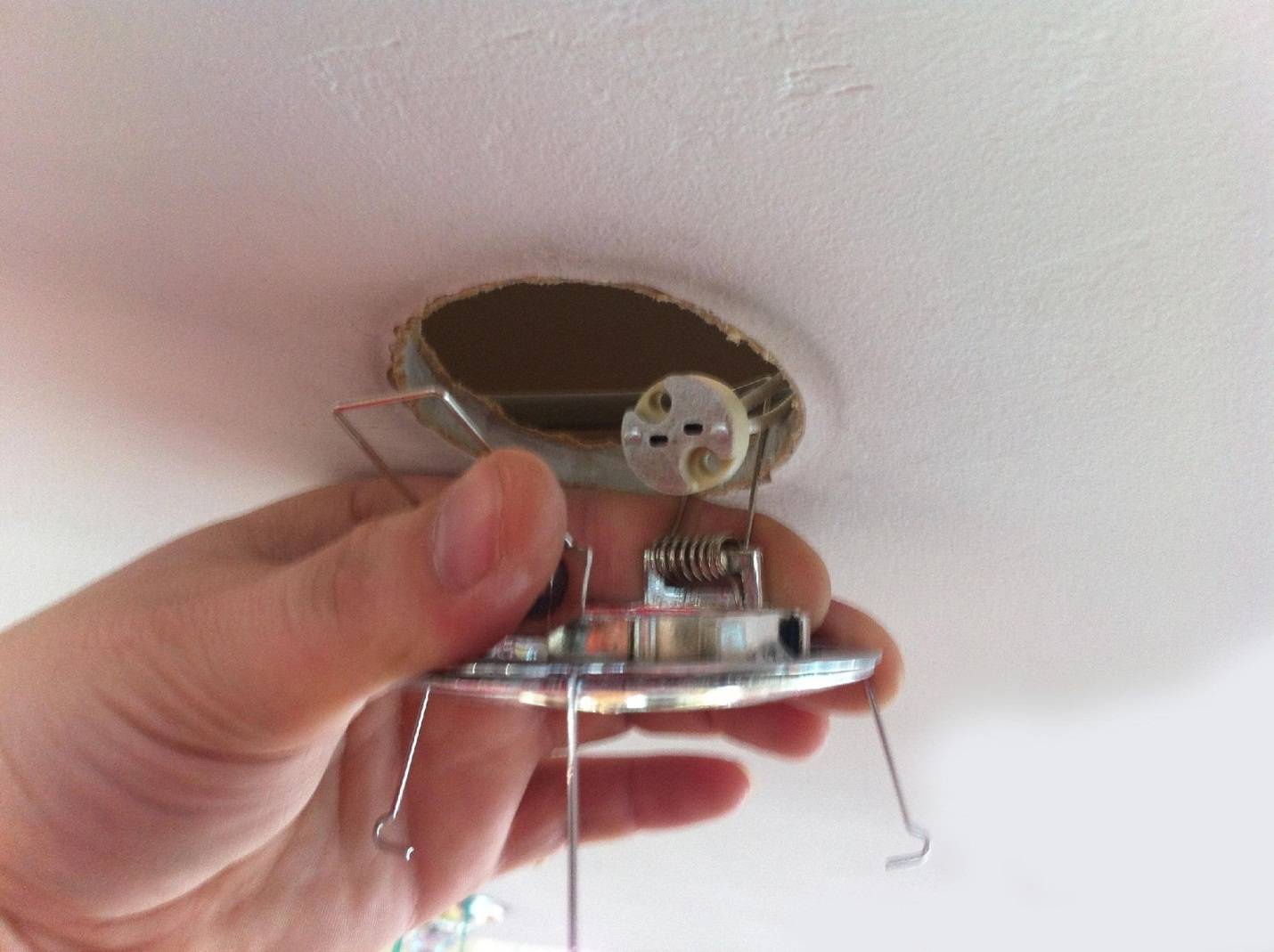 Как снять точечный светильник с подвесного потолка