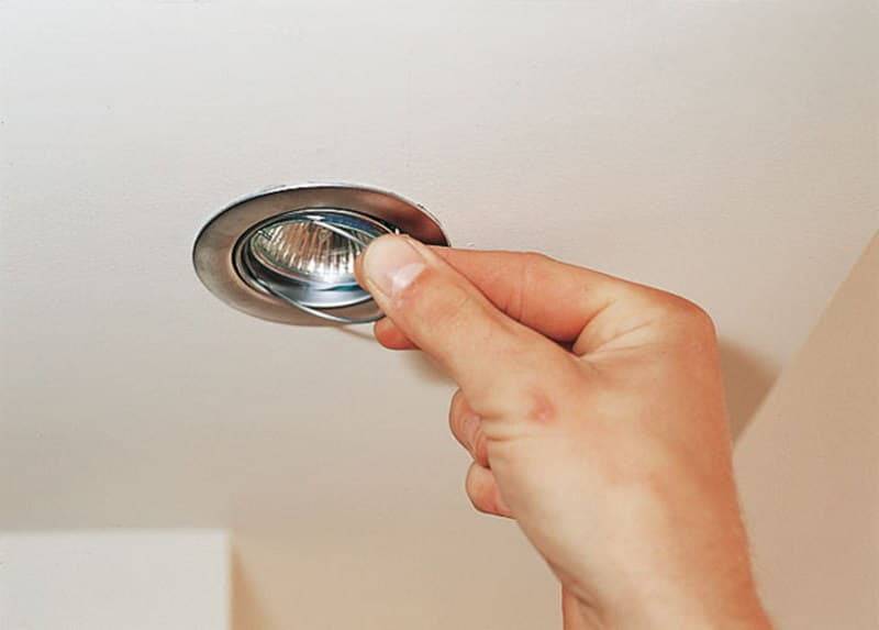 Как правильно снимать светильники или люстры с натяжного потолка
