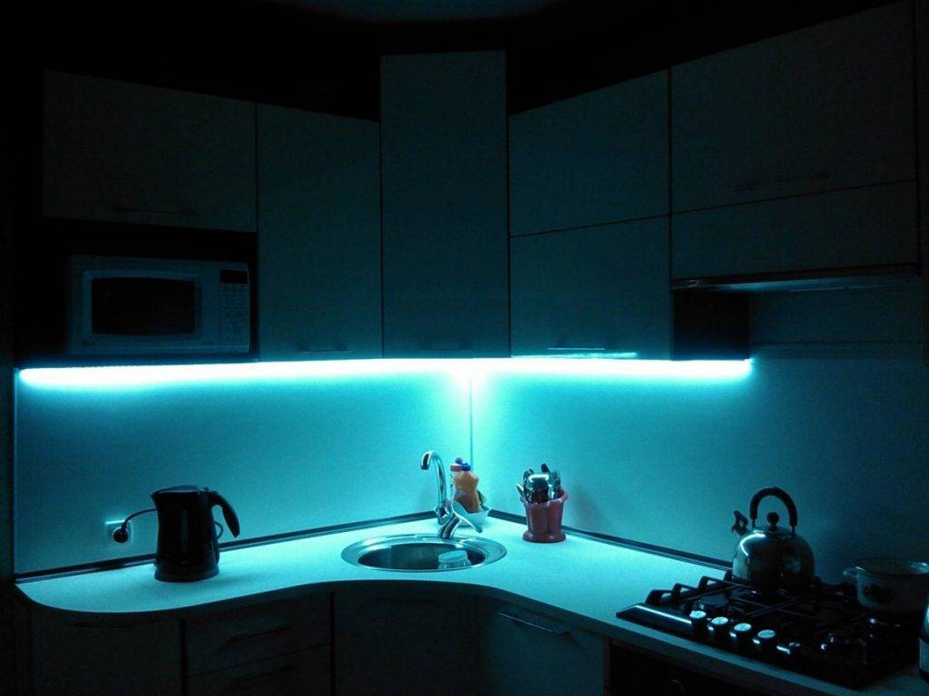 Светодиодная подсветка для кухни под шкафы: выбор и подключение