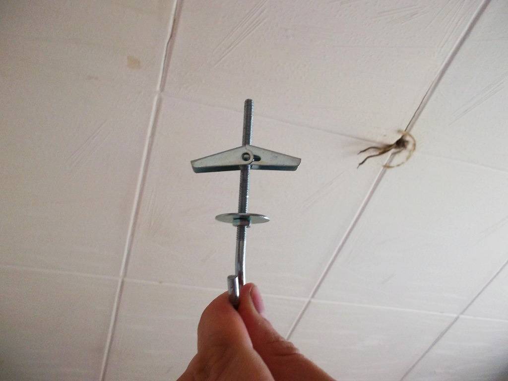Как повесить люстру на натяжной потолок: 3 лучших способа