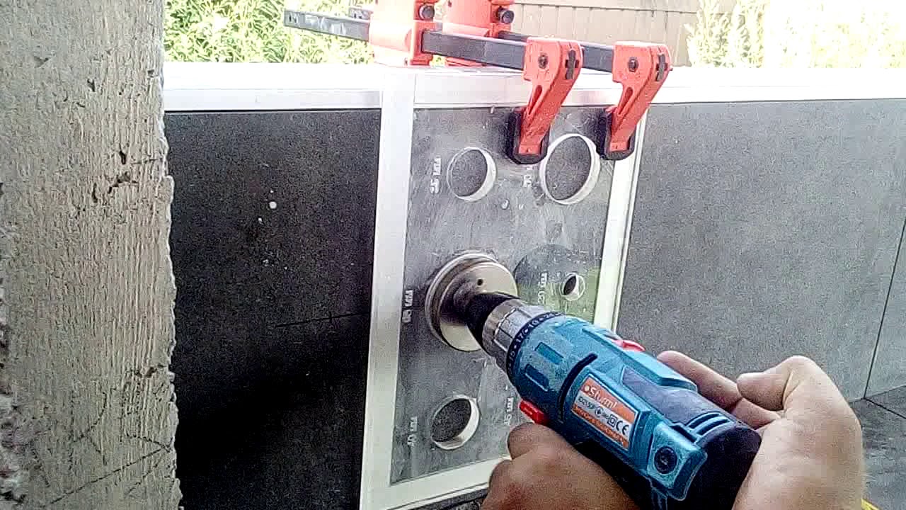 Как и чем вырезать отверстие в плитке под розетку