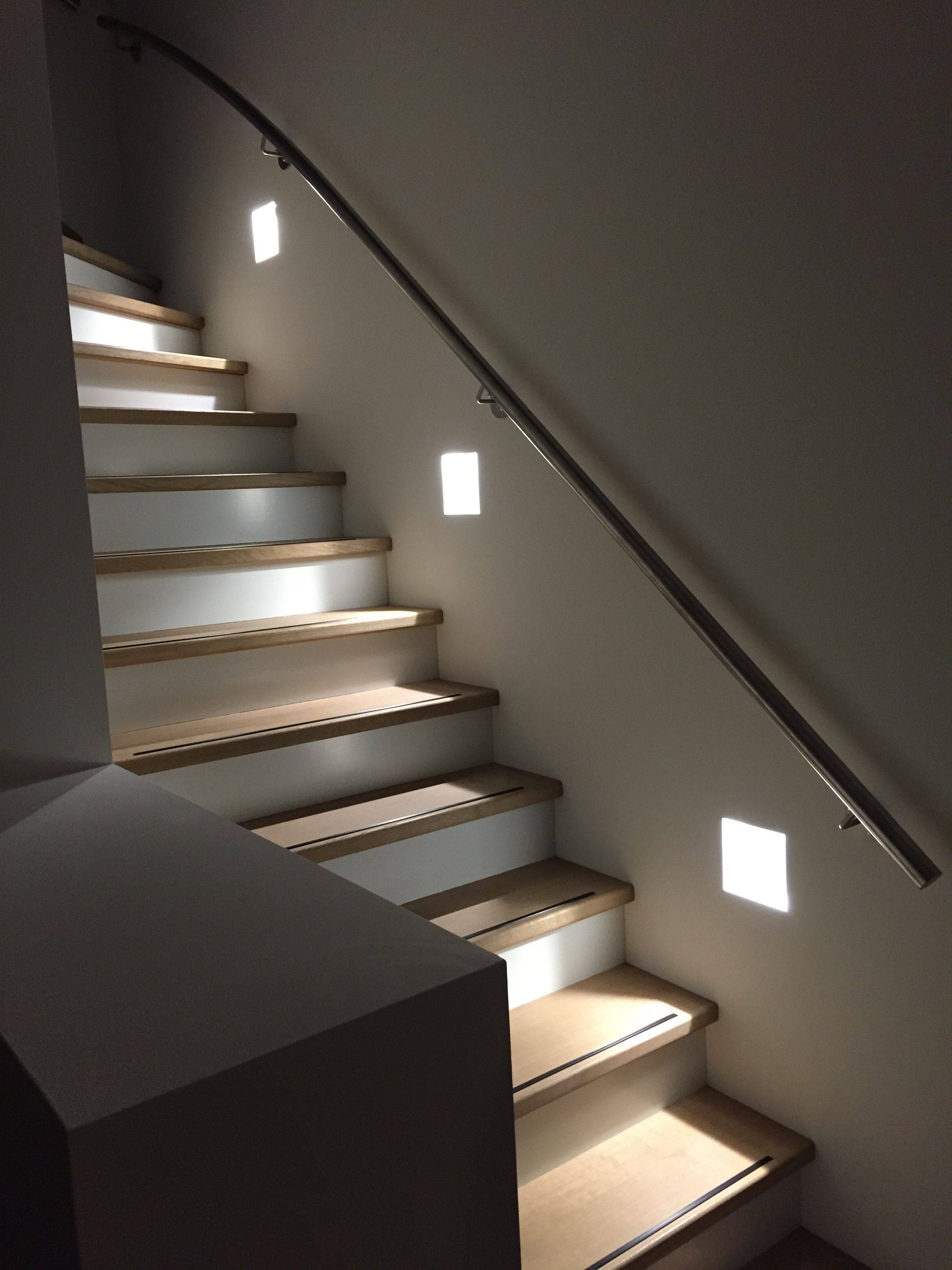 Подсветка лестницы: типы, способы и возможности.