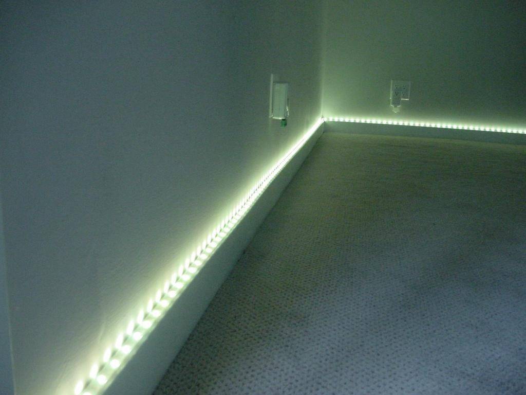 Как из обычного плинуса сделать светодиодную подсветку коридора на датчике движения