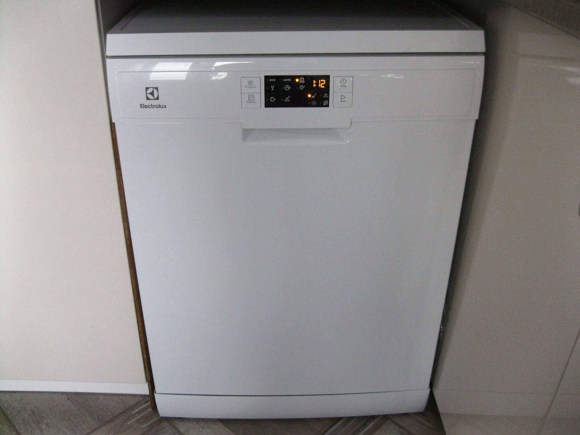 Обзор посудомоечной машины Electrolux ESF9423LMW: набор необходимых опций по демократичной цене